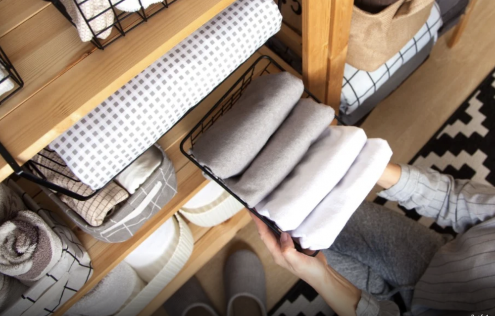 Πως να διπλώσετε ρούχα και κλινοσκεπάσματα για περισσότερο χώρο στην ντουλάπα  espiti