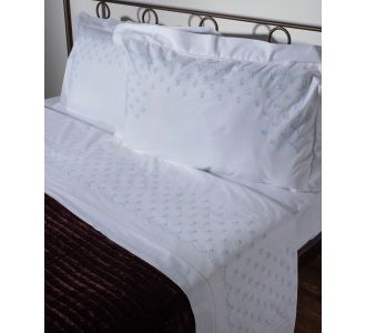 ΧΕΙΡΟΠΟΙΗΤΟ ΣΕΝΤΟΝΙ ΜΕ ΚΕΝΤΗΜΑ 2806B ΤΡΙΩΝ ΤΕΜΑΧΙΩΝ (180CM X 270CM) ΛΕΥΚΟ ΣΙΕΛ 6978000002661 SilkFashion |  Νυφικά Σεντόνια στο espiti