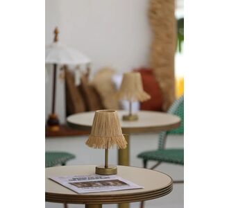 Stewehome Φορτιζόμενος επιτραπέζιος φωτιστικό με ράφια από φυσική ψάθα και διακοσμητικό κρόσσι σε παλαιωμένο χρυσό 90518350 |  Επιτραπέζια στο espiti