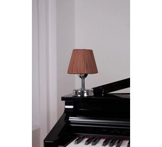 Stewehome Αδιάβροτο επιτραπέζιο φωτιστικό με δερμάτινη καφέ σκιά και ασημένια βάση Καφέ 30120779 |  Επιτραπέζια στο espiti